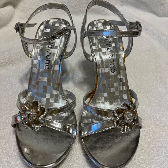 Silver Heels, size 6 - Picture 3 of 12